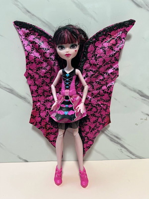 Monster High Draculaura doll with wings like new, slight wing defect