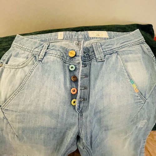 Pull & Bear women's jeans like new with colorful buttons, relaxed fit