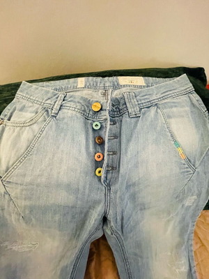 Pull & Bear women's jeans like new with colorful buttons, relaxed fit