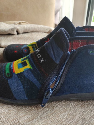 Mini Max slippers size 32 like new, with zipper, black and blue