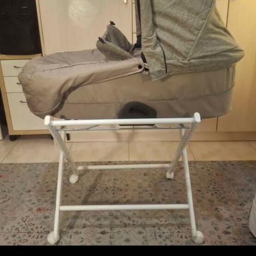 Hauck bassinet like new with support frame