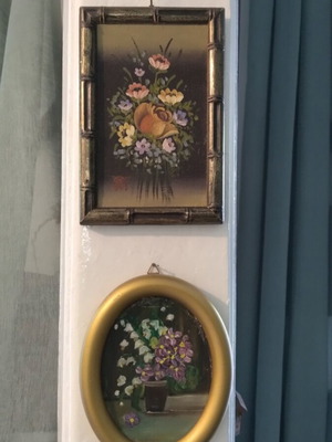 Set of 2 oil paintings on canvas like new, oval 15x12 and square 16x12