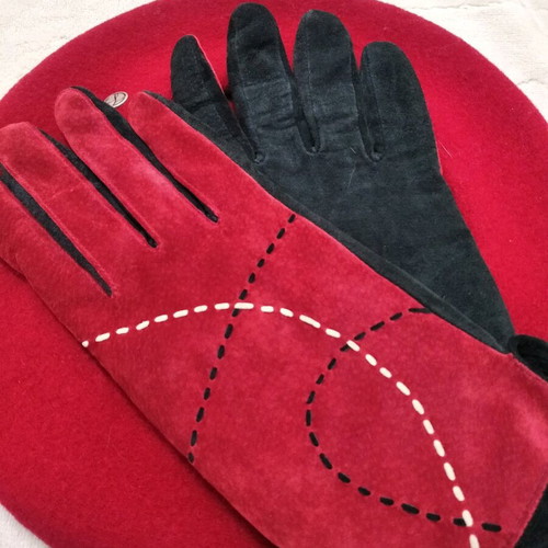 Set of leather gloves and wool beret like new, red
