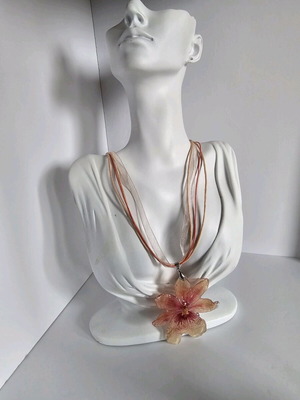 Нежно колие с естествен цвят на орхидея Камбрия и епоксидна смола ново