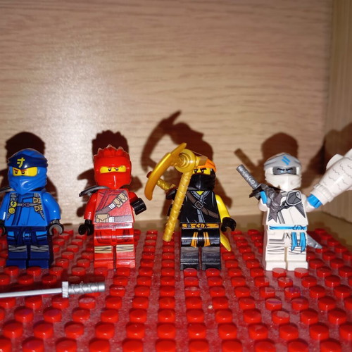 Ninjago Minifigure set with accessories, original 4 pieces, perfect condition