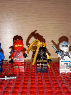 Ninjago Minifigure set with accessories, original 4 pieces, perfect condition