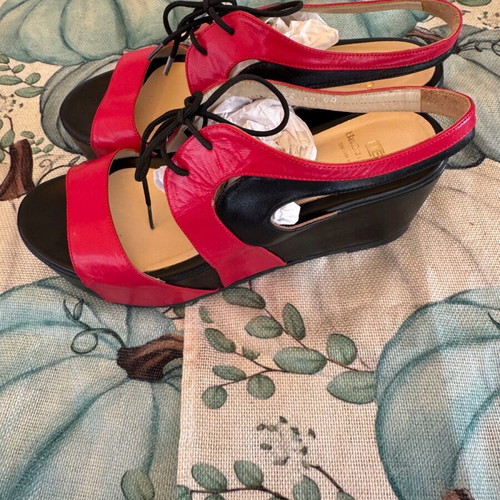 Vavoulas leather platform sandals like new, black and red