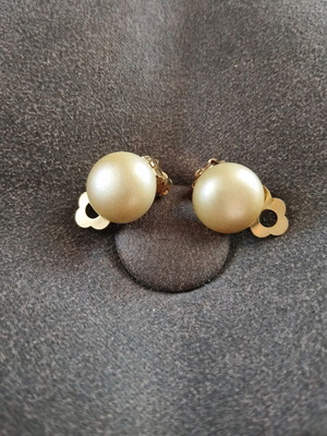 Clip earrings used with pearl and gold details
