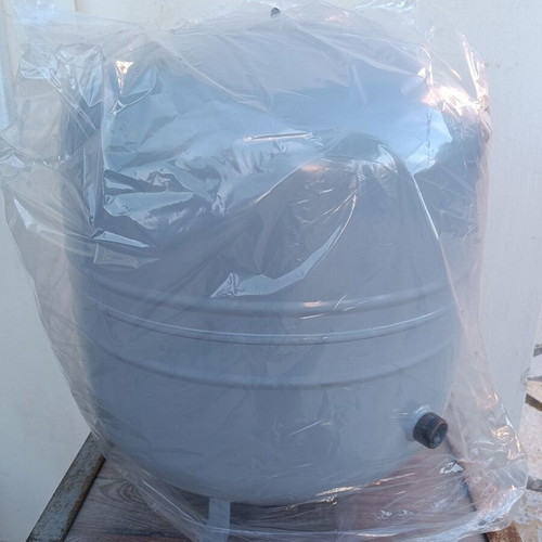 Reflex NG expansion tank 80 liters new for heating