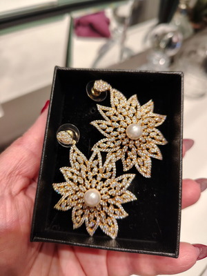 Gold earrings with zircon and pearls like new
