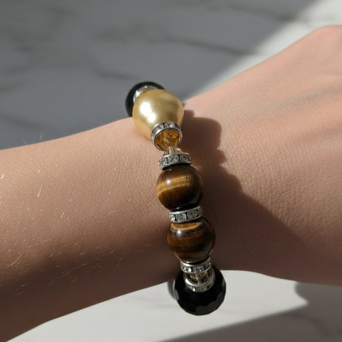 Bracelet with pearls like new, gold tones
