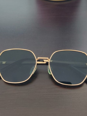 Sunglasses like new, black and gold
