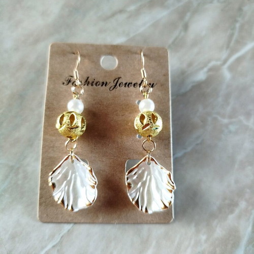 Pearly shell fashion earrings new, white and gold