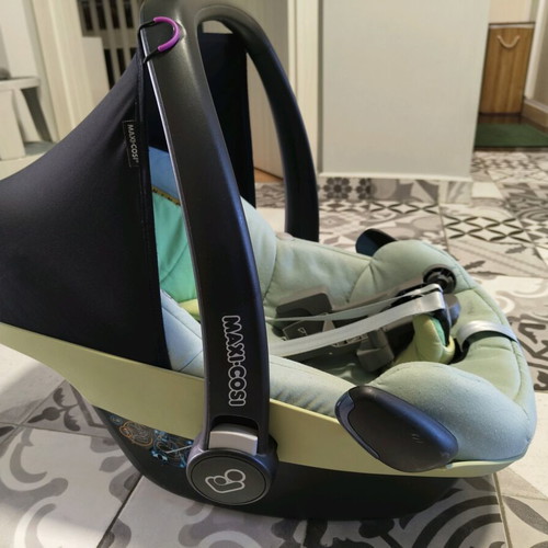 Maxi-Cosi baby car seat like new, infant carrier from newborn