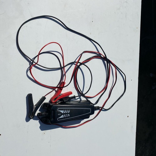 Car battery charger 12V like new
