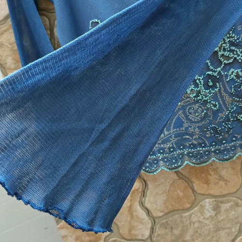 T-shirt used one size turquoise with embossed design
