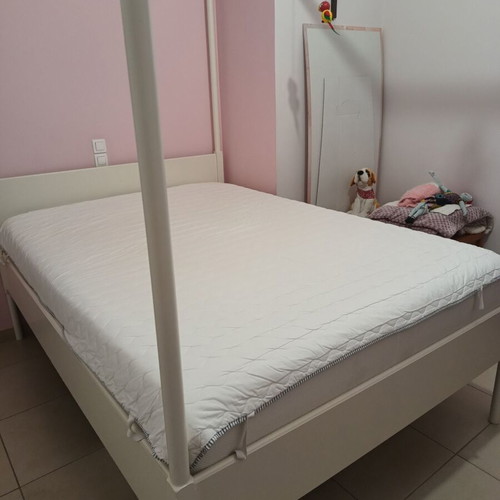 Bed with canopy like new, includes curtains