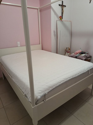 Bed with canopy like new, includes curtains