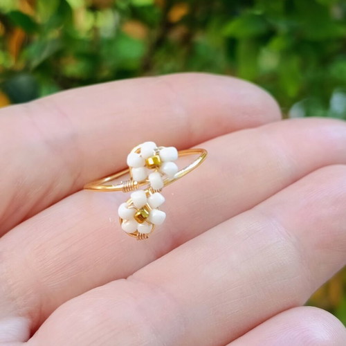 Handmade wire flower ring with adjustable size, white and gold