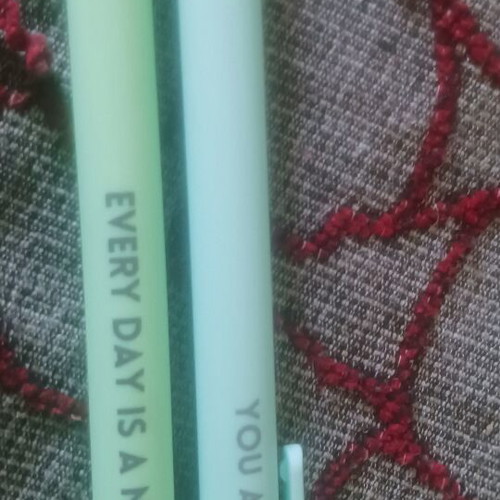 Set of 2 pens, green and light blue, positive messages