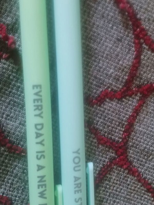 Set of 2 pens, green and light blue, positive messages