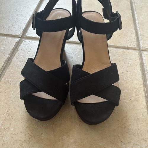 Black platform sandals like new, size 36, suede style