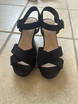 Black platform sandals like new, size 36, suede style