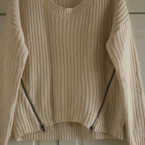 White sweater with zipper like new