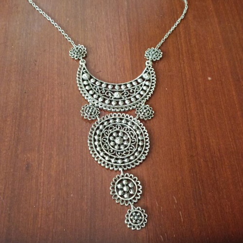 Necklace with hanging designs like new