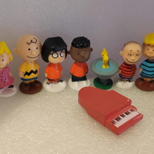 Peanuts Snoopy & Charlie Brown collectible figure set like new