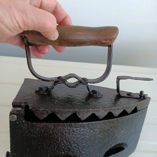 Antique Charcoal Iron 1925 Cast Iron Like New
