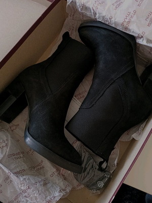Leather castor ankle boots like new, size 35, black