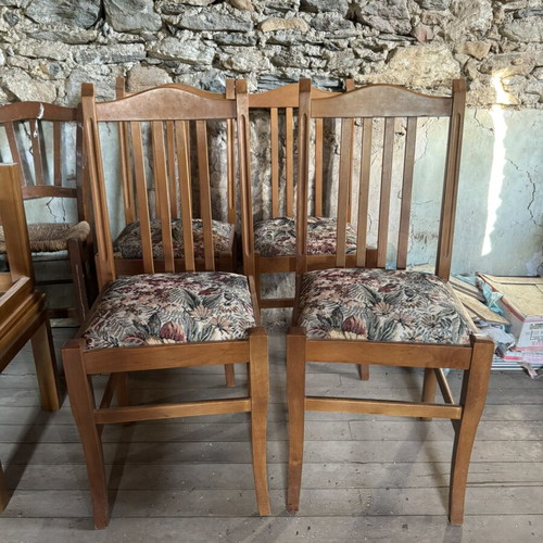 Wooden extendable round dining table set with 4 chairs like new