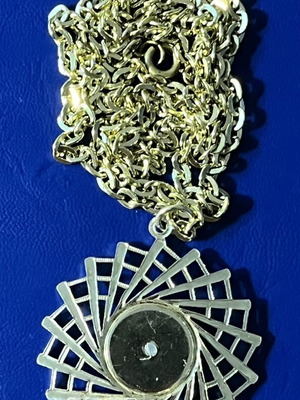 Vintage necklace with lion pendant like new