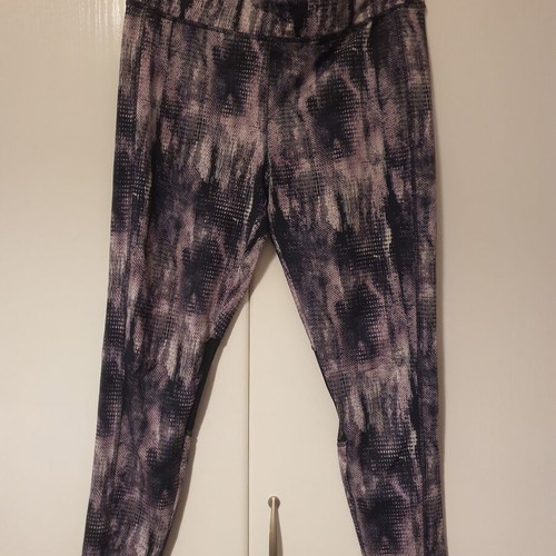 Gym Leggings like new with colorful patterns and mesh details