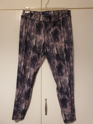 Gym Leggings like new with colorful patterns and mesh details