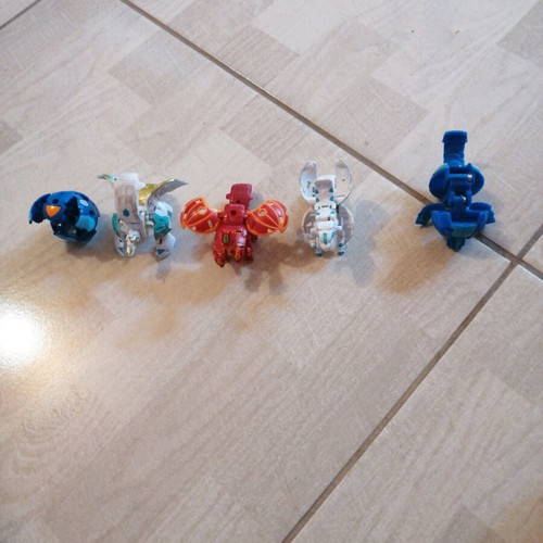 Bakugan like new, set of 5 with one broken