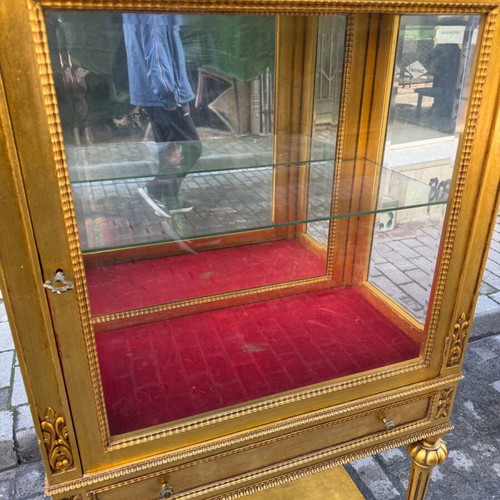 Display cabinet with gold leaf like new, with one shelf
