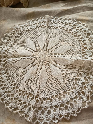 Round doily 25 cm like new