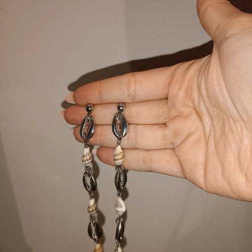 Long earrings like new with shells, silver color