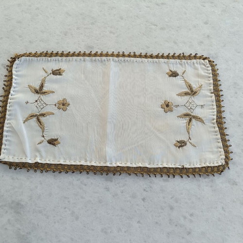 Vintage decorative table runner 39×23 cm with embroidery, used