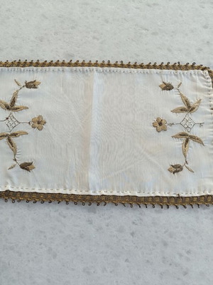 Vintage decorative table runner 39×23 cm with embroidery, used