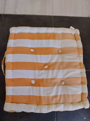 Outdoor pillows used, pack of 6 in orange and brown shades