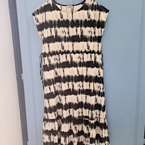 Urban dress with abstract black and white print like new