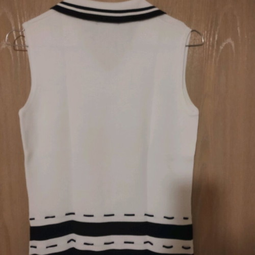 Blouse like new, size M, black and white
