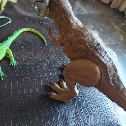 Dinosaur figures like new, pack of 9 large and 30 small to medium