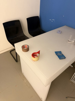 Γραφείο plexiglass με 2 καρέκλες μεταχειρισμένο, λευκό ημιδιάφανο ακρυλικό