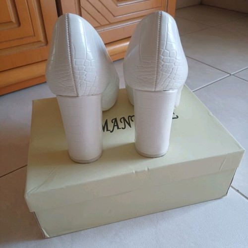 Pumps like new, white with croco pattern, size 38, heel 9.5cm