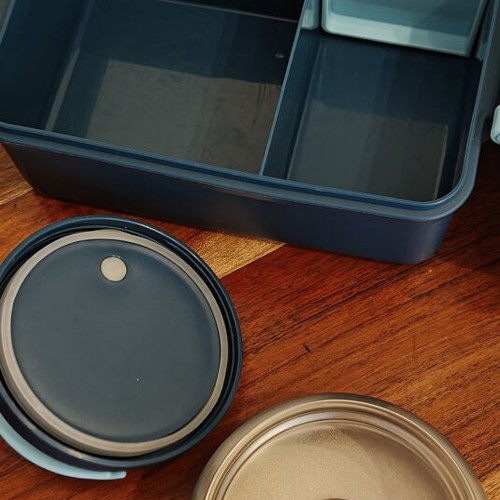 Bento lunchbox with 4 compartments