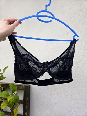 Black lace Hunkemöller unpadded bra like new, size 70E